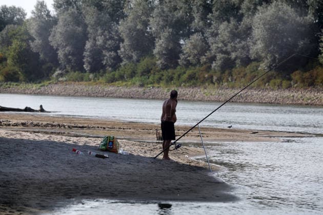 Klima, Dürre : Blick auf das völlig freiliegende Flussbett des Po infolge der schweren Dürre, die die Pianura Padana getroffen hat. An der Pegelstation in Cremona sank der Wasserstand von Italiens längstem Fluss auf einen historischen Tiefststand von mehr als 8,5 Metern unter dem Pegelnullpunkt; der Fluss schrumpfte zu einem Rinnsal, wodurch riesige Sandflächen, auf Grund gelaufene Boote und Unrat zum Vorschein kamen. Die Aufnahmen verdeutlichen die Auswirkungen des Klimawandels auf die lokale Landwirtschaft und das Flussökosystem der Lombardei in Isola Pescaroli , Cremona , Lomabrdei , Italien . August 07 , 2026 . Photo by: Davide Elias IPA Photo Pressefoto DENL Copyright: xDavidexEliasx