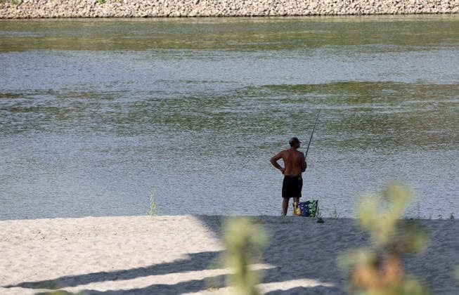 Klima, Dürre : Blick auf das völlig freiliegende Flussbett des Po infolge der schweren Dürre, die die Pianura Padana getroffen hat. An der Pegelstation in Cremona sank der Wasserstand von Italiens längstem Fluss auf einen historischen Tiefststand von mehr als 8,5 Metern unter dem Pegelnullpunkt; der Fluss schrumpfte zu einem Rinnsal, wodurch riesige Sandflächen, auf Grund gelaufene Boote und Unrat zum Vorschein kamen. Die Aufnahmen verdeutlichen die Auswirkungen des Klimawandels auf die lokale Landwirtschaft und das Flussökosystem der Lombardei in Isola Pescaroli , Cremona , Lomabrdei , Italien . August 07 , 2026 . Photo by: Davide Elias IPA Photo Pressefoto DENL Copyright: xDavidexEliasx