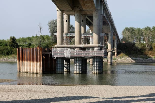 Klima, Dürre : Blick auf das völlig freiliegende Flussbett des Po infolge der schweren Dürre, die die Pianura Padana getroffen hat. An der Pegelstation in Cremona sank der Wasserstand von Italiens längstem Fluss auf einen historischen Tiefststand von mehr als 8,5 Metern unter dem Pegelnullpunkt; der Fluss schrumpfte zu einem Rinnsal, wodurch riesige Sandflächen, auf Grund gelaufene Boote und Unrat zum Vorschein kamen. Die Aufnahmen verdeutlichen die Auswirkungen des Klimawandels auf die lokale Landwirtschaft und das Flussökosystem der Lombardei in Isola Pescaroli , Cremona , Lomabrdei , Italien . August 07 , 2026 . Photo by: Davide Elias IPA Photo Pressefoto DENL Copyright: xDavidexEliasx