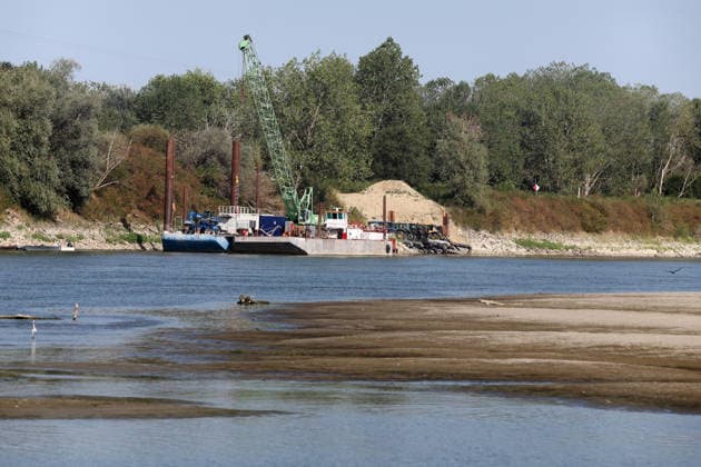 Klima, Dürre : Blick auf das völlig freiliegende Flussbett des Po infolge der schweren Dürre, die die Pianura Padana getroffen hat. An der Pegelstation in Cremona sank der Wasserstand von Italiens längstem Fluss auf einen historischen Tiefststand von mehr als 8,5 Metern unter dem Pegelnullpunkt; der Fluss schrumpfte zu einem Rinnsal, wodurch riesige Sandflächen, auf Grund gelaufene Boote und Unrat zum Vorschein kamen. Die Aufnahmen verdeutlichen die Auswirkungen des Klimawandels auf die lokale Landwirtschaft und das Flussökosystem der Lombardei in Isola Pescaroli , Cremona , Lomabrdei , Italien . August 07 , 2026 . Photo by: Davide Elias IPA Photo Pressefoto DENL Copyright: xDavidexEliasx