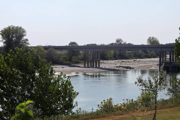 Klima, Dürre : Blick auf das völlig freiliegende Flussbett des Po infolge der schweren Dürre, die die Pianura Padana getroffen hat. An der Pegelstation in Cremona sank der Wasserstand von Italiens längstem Fluss auf einen historischen Tiefststand von mehr als 8,5 Metern unter dem Pegelnullpunkt; der Fluss schrumpfte zu einem Rinnsal, wodurch riesige Sandflächen, auf Grund gelaufene Boote und Unrat zum Vorschein kamen. Die Aufnahmen verdeutlichen die Auswirkungen des Klimawandels auf die lokale Landwirtschaft und das Flussökosystem der Lombardei in Isola Pescaroli , Cremona , Lomabrdei , Italien . August 07 , 2026 . Photo by: Davide Elias IPA Photo Pressefoto DENL Copyright: xDavidexEliasx