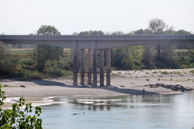 Klima, Dürre : Blick auf das völlig freiliegende Flussbett des Po infolge der schweren Dürre, die die Pianura Padana getroffen hat. An der Pegelstation in Cremona sank der Wasserstand von Italiens längstem Fluss auf einen historischen Tiefststand von mehr als 8,5 Metern unter dem Pegelnullpunkt; der Fluss schrumpfte zu einem Rinnsal, wodurch riesige Sandflächen, auf Grund gelaufene Boote und Unrat zum Vorschein kamen. Die Aufnahmen verdeutlichen die Auswirkungen des Klimawandels auf die lokale Landwirtschaft und das Flussökosystem der Lombardei in Isola Pescaroli , Cremona , Lomabrdei , Italien . August 07 , 2026 . Photo by: Davide Elias IPA Photo Pressefoto DENL Copyright: xDavidexEliasx