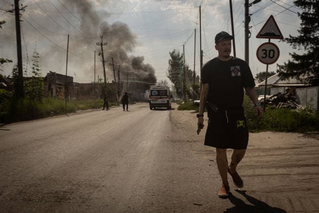 News Bilder des Tages Aftermath of Russian air strike on Sloviansk SLOVIANSK, UKRAINE - AUGUST 07: A resident walks along a road as a large column of smoke rises following a Russian airstrike in Sloviansk, Ukraine, on August 07, 2026. Francisco Richart Anadolu Sloviansk Ukraine. Editorial use only. Please get in touch for any other usage.  Copyright: x2026xAnadoluxFranciscoxRichartx