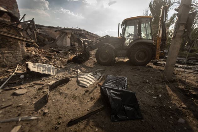 Aftermath of Russian air strike on Sloviansk SLOVIANSK, UKRAINE - AUGUST 07: An excavator removes rubble from a destroyed house next to a victim in a body bag following a Russian airstrike in Sloviansk, Ukraine, on August 07, 2026. Francisco Richart Anadolu Sloviansk Ukraine. Editorial use only. Please get in touch for any other usage.  Copyright: x2026xAnadoluxFranciscoxRichartx