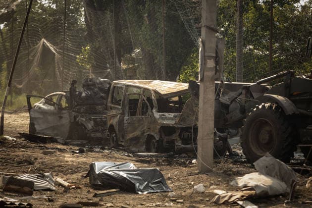 Aftermath of Russian air strike on Sloviansk SLOVIANSK, UKRAINE - AUGUST 07: A victim in a body bag lies amidst debris and burned-out cars as an excavator removes rubble following a Russian airstrike in Sloviansk, Ukraine, on August 07, 2026. Francisco Richart Anadolu Sloviansk Ukraine. Editorial use only. Please get in touch for any other usage.  Copyright: x2026xAnadoluxFranciscoxRichartx