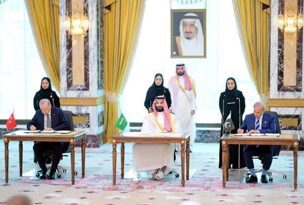 RECORD DATE NOT STATED Prime Minister of Islamic Republic of Pakistan, Muhammad Shehbaz Sharif, Prince Mohammed Bin Salman Bin Abdulaziz Al Saud, Crown Prince and Prime Minister of Saudi Arabia and Recep Tayyip Erdogan, President of the Republic of Türkiye signing the Makkah Joint Defence Agreement, in Makkah on Friday, August 7, 2026. (PPI Images). EDITORIAL USE ONLY Copyright: xx SA-ZM-070826x ppiphotos484967