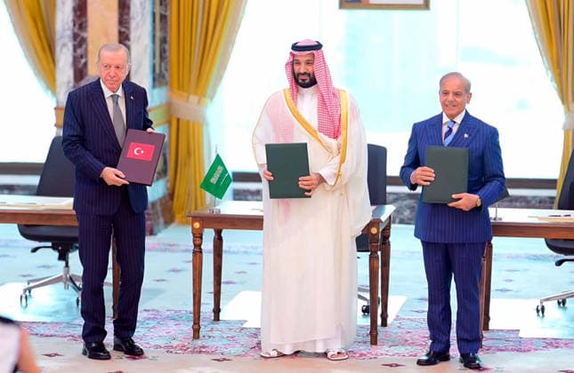 RECORD DATE NOT STATED Prime Minister of Islamic Republic of Pakistan, Muhammad Shehbaz Sharif, Prince Mohammed Bin Salman Bin Abdulaziz Al Saud, Crown Prince and Prime Minister of Saudi Arabia, Recep Tayyip Erdogan, President of the Republic of Türkiye in a group photo after signed the Makkah Joint Defence Agreement, in Makkah on Friday, August 7, 2026. (PPI Images). EDITORIAL USE ONLY Copyright: xx SA-ZM-070826x ppiphotos484969