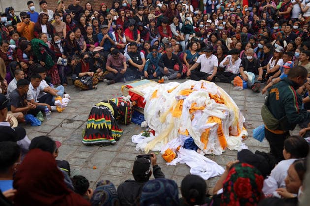 News Bilder des Tages Funeral Held For Record Holding Nepali Climber Pur Bahadur Gurung- -Yukta- Killed In Broad Peak Avalanche With Honors A shaman performs rituals before the last rites of Nepali mountaineer Pur Bahadur Gurung (Yukta), who died during an expedition on Pakistan s 8,047-metre Broad Peak, in Kathmandu, Nepal, on August 7, 2026. The cremation took place at Swayambhu in the presence of family members, relatives, Home Minister Sudan Gurung, Nepali Congress President Gagan Thapa, members of the mountaineering community and well-wishers. The funeral was led by shamans who led the rituals after circumnavigating the Swayambhunath Stupa, a UNESCO World Heritage Site and a pilgrimage site for Buddhists. Gurung is the first among the five Nepali climbers w  Copyright: xSubaasxShresthax originalFilename: shrestha-funeralh260807_np49C.jpg