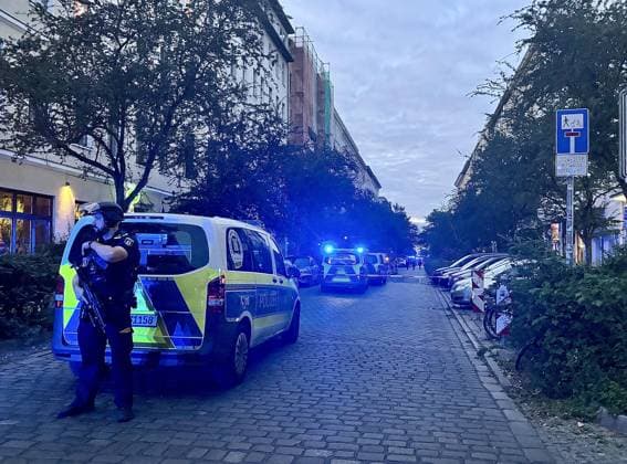News Bilder des Tages Berlin, Deutschland, 07.08.2026: Polizei in der Berliner Graefestraße im Stadtteil Kreuzberg *** Berlin, Germany, August 7, 2026 Police on Graefestraße in Berlin s Kreuzberg district Copyright: xdtsxNachrichtenagenturx dts_129585