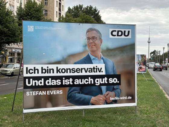 07.08.2026, Wahlplakat zur Abgeordnetenhauswahl 2026 in Berlin auf der Karl-Marx-Allee, Aufsteller, Stefan Evers, CDU, ich bin konservativ. Und das ist auch gut so. Berlin Deutschland, Germany *** August 7, 2026, campaign poster for the 2026 Berlin House of Representatives election on Karl Marx Allee, freestanding display, Stefan Evers, CDU, I’m a conservative—and that’s a good thing, Berlin, Germany
