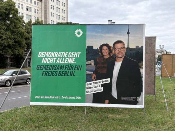 07.08.2026, Wahlplakat zur Abgeordnetenhauswahl 2026 in Berlin auf der Karl-Marx-Allee, Aufsteller, Bündnis90 Die Grünen, Bettina Jarasch, Werner Graf, Demokratie geht nicht alleine, gemeinsam für ein freies Berlin, Berlin Deutschland, Germany *** August 7, 2026, campaign poster for the 2026 Berlin House of Representatives election on Karl Marx Allee, freestanding display, Alliance 90 The Greens, Bettina Jarasch, Werner Graf, Democracy Can t Be Achieved Alone, Together for a Free Berlin, Berlin, Germany