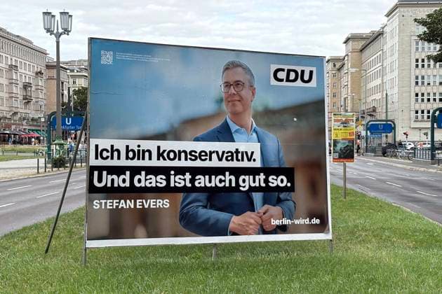 07.08.2026, Wahlplakat zur Abgeordnetenhauswahl 2026 in Berlin auf der Karl-Marx-Allee, Aufsteller, Stefan Evers, CDU, ich bin konservativ. Und das ist auch gut so. Berlin Deutschland, Germany *** August 7, 2026, campaign poster for the 2026 Berlin House of Representatives election on Karl Marx Allee, freestanding display, Stefan Evers, CDU, I am a conservative—and that s a good thing, Berlin, Germany