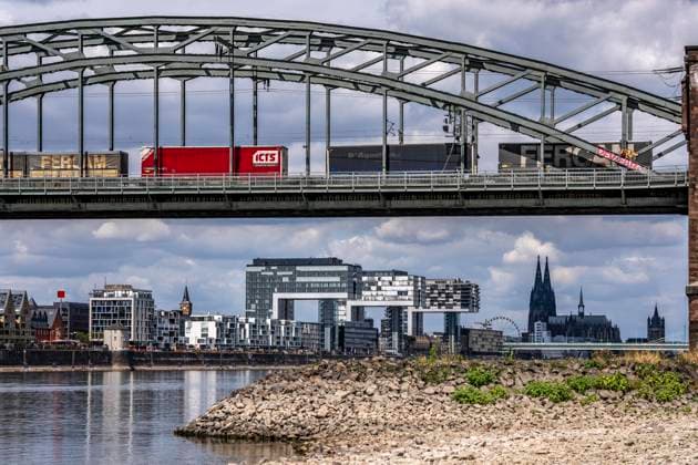 Niedrigwasser im Rhein bei Köln, Blick vom rechtsrheinischen Ufer über die Poller Wiesen, Richtung Norden, Südbrücke, Eisenbahnbrücke, Frachtzug, Skyline der Innenstadt mit dem Dom, die Binnenschifffahrt ist stark eingeschränkt, nur wenige Schiffe fahren, dann mit stark reduzierter Ladung, am Tag der Aufnahme war es bis dato der tiefste je gemessener Rheinpegel in Köln, 60 cm, NRW, Deutschland Niedrigwasser Rhein K *** Low water levels in the Rhine near Cologne; view from the right bank of the Rhine across the Poller Wiesen, looking north toward the Südbrücke, the railroad bridge, freight train, downtown skyline with the cathedral; inland waterway shipping is severely restricted, with only a few ships operating—and those with greatly