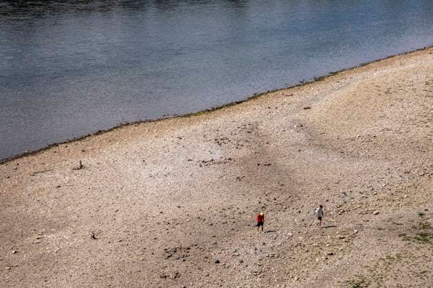 Niedrigwasser im Rhein bei Köln, Blick vom rechtsrheinischen Ufer über die Poller Wiesen, Richtung Norden, Spaziergänger auf der Sandbank, die Binnenschifffahrt ist stark eingeschränkt, nur wenige Schiffe fahren, dann mit stark reduzierter Ladung, am Tag der Aufnahme war es bis dato der tiefste je gemessener Rheinpegel in Köln, 60 cm, NRW, Deutschland Niedrigwasser Rhein K *** Low water levels on the Rhine near Cologne; view from the right bank of the Rhine across the Poller Wiesen, looking north; Walkers on the sandbar; inland waterway traffic is severely restricted, with only a few ships sailing—and those with greatly reduced cargo. On the day this photo was taken, the Rhine water level in Cologne had reached its lowest recorded leve