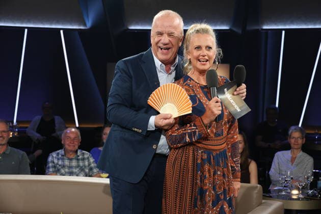 Hubertus Meyer-Burckhardt und Barbara Schöneberger moderieren die NDR Talk Show am 7.8.2026 im 3. Programm des NDR Fernsehen, Fototermin vor der Aufzeichnung am 26.6.2026 im Fernsehstudio Hamburg Lokstedt *** Hubertus Meyer Burckhardt and Barbara Schöneberger will host the NDR Talk Show on August 7, 2026, on NDR Television’s Channel 3; a photo op will take place before the taping on June 26, 2026, at the Hamburg Lokstedt television studio.