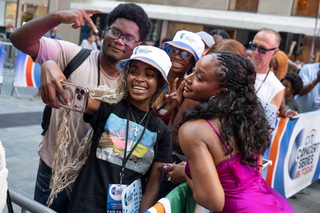 August 7, 2026, New York, New York, USA: AYRA STARR greets fans while performing at the Today Show Citi Concert Series on NBC at Rockefeller Plaza in New York. 7 August 2026 New York USA - ZUMAa265 20260807_zep_a265_022 Copyright: xEricxAcquayex