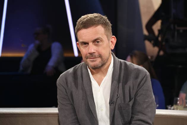 Sebastian Bezzel, Schauspieler, zu Gast in der NDR Talk Show am 7.8.2026 im 3. Programm des NDR Fernsehen, Fototermin vor der Aufzeichnung am 26.6.2026 im Fernsehstudio Hamburg Lokstedt *** Sebastian Bezzel, actor, guest on the NDR Talk Show on August 7, 2026, on NDR Television’s Channel 3; photo op before the taping on June 26, 2026, at the Hamburg Lokstedt television studio