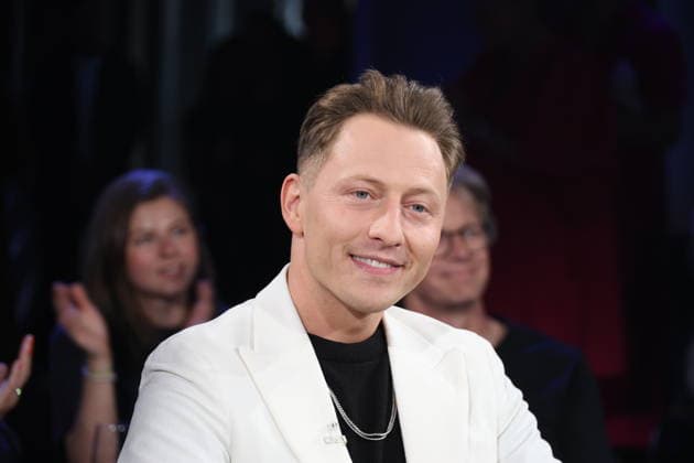 Jodok Cello, Cellist, zu Gast in der NDR Talk Show am 7.8.2026 im 3. Programm des NDR Fernsehen, Fototermin vor der Aufzeichnung am 26.6.2026 im Fernsehstudio Hamburg Lokstedt *** Jodok Cello, cellist, guest on the NDR Talk Show on August 7, 2026, on NDR Television’s Channel 3; photo op before the taping on June 26, 2026, at the Hamburg Lokstedt television studio