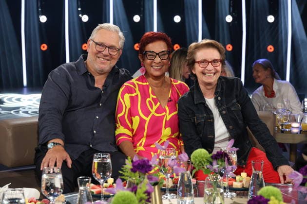 Boris Rogosch, Gretta Guilarte und Helga Mandel, Gründer und Köchinnen von OmaLiebe e.V. zu Gast in der NDR Talk Show am 7.8.2026 im 3. Programm des NDR Fernsehen, Fototermin vor der Aufzeichnung am 26.6.2026 im Fernsehstudio Hamburg Lokstedt *** Boris Rogosch, Gretta Guilarte, and Helga Mandel, founders and chefs of OmaLiebe e.V., appeared as guests on the NDR Talk Show on August 7, 2026, on Channel 3 of NDR Television, Photo op before the taping on June 26, 2026, at the Hamburg Lokstedt TV studio