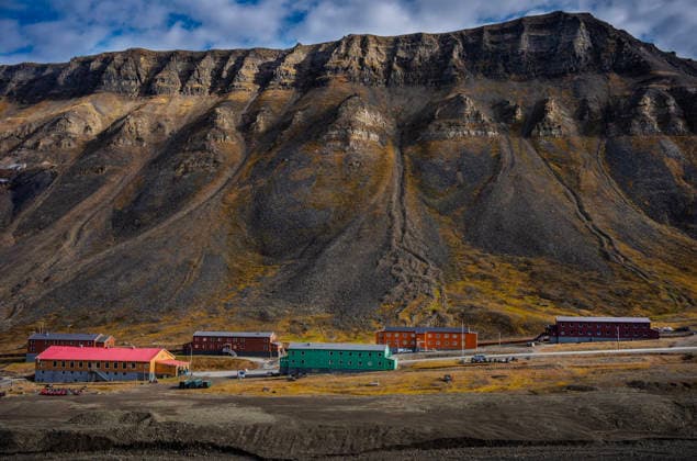 Klima- og miljominister Andreas Bjelland Eriksen besoker Svalbard Longyearbyen 20260807. Nybyen er utsatt for ras. Klima- og miljominister Andreas Bjelland Eriksen besoker Svalbard. Fredag ettermiddag var det befaring for a se pa Kulturminner og klimaendringer i Longyearbyen med kulturminneradgiver Bodil Paulsen. Foto: Ole Berg-Rusten NTB Longyearbyen Norge P5UHdo-p3cU EDITORIAL USE ONLY Ref:_POLP5UHdo-p3cU.jpg *** Climate and Environment Minister Andreas Bjelland Eriksen Visits Svalbard, Longyearbyen, August 7, 2026. Nybyen Is Prone to Landslides. Climate and Environment Minister Andreas Bjelland Eriksen Visits Svalbard. On Friday afternoon, an inspection was conducted to examine cultural heritage sites and climate-relatedin Long  Copyright: xOlexBerg-Rustenx xNTBx