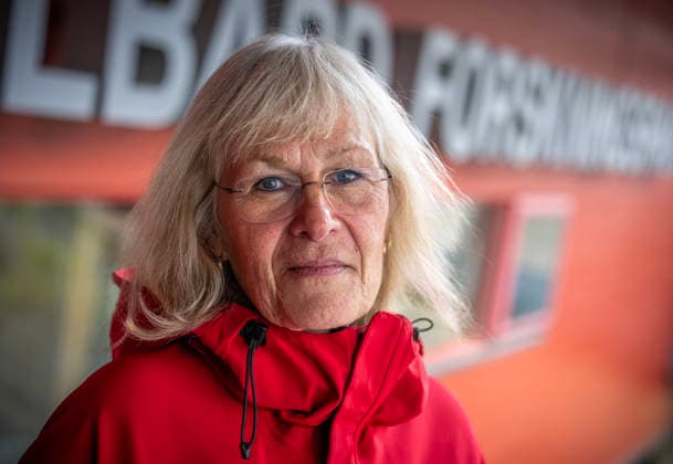 Klima- og miljominister Andreas Bjelland Eriksen besoker Svalbard Longyearbyen 20260807. Norsk Polarinstitutts programleder for Svalbard, Kit Kovacs. Klima- og miljominister Andreas Bjelland Eriksen besoker Svalbard. Fredag var det byvandring med Longyearbyen Lokalstyre og Metereologisk institutt. Han fikk informasjon om hva klimaendringene gjor med Longyearbyen, og hvordan byen tilpasser seg snoskred, permafrost-tining, drikkevann og flom. Foto: Ole Berg-Rusten NTB Longyearbyen Norge UNn0NIa_z4s EDITORIAL USE ONLY Ref:_POLUNn0NIa_z4s.jpg *** Minister of Climate and Environment Andreas Bjelland Eriksen visits Svalbard, Longyearbyen, August 7, 2026. The Norwegian Polar Institute’s program director for Svalbard, Kit Kovacs Climate an  Copyright: xOlexBerg-Rustenx xNTBx