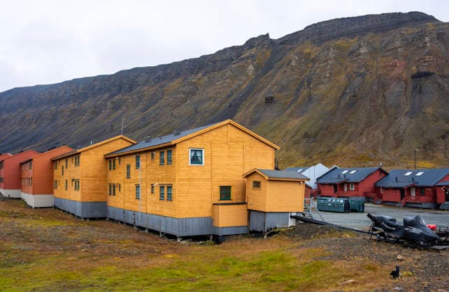 Klima- og miljominister Andreas Bjelland Eriksen besoker Svalbard Longyearbyen 20260807. Bebyggelse i Longyearbyen. Klima- og miljominister Andreas Bjelland Eriksen besoker Svalbard. Fredag var det byvandring med Longyearbyen Lokalstyre og Metereologisk institutt. Han fikk informasjon om hva klimaendringene gjor med Longyearbyen, og hvordan byen tilpasser seg snoskred, permafrost-tining, drikkevann og flom. Foto: Ole Berg-Rusten NTB Longyearbyen Norge _S1vYnHSzbg EDITORIAL USE ONLY Ref:_POL_S1vYnHSzbg.jpg *** Climate and Environment Minister Andreas Bjelland Eriksen Visits Svalbard, Longyearbyen, August 7, 2026 Buildings in Longyearbyen Climate and Environment Minister Andreas Bjelland Eriksen Visits Svalbard On Friday, there was a  Copyright: xOlexBerg-Rustenx xNTBx