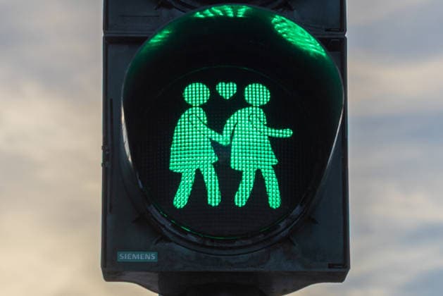 Ampelmotive mit gleichgeschlechtlichen Paaren als Zeichen für Vielfalt, Erlangen, 07.08.2026 Eine Fußgängerampel zeigt in Grün zwei sich an den Händen haltende weibliche Figuren mit einem Herzsymbol darüber. Das Signal symbolisiert Vielfalt und Akzeptanz gleichgeschlechtlicher Paare im Straßenverkehr. Erlangen Forschungszentrum Bayern Deutschland