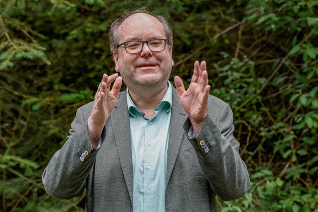 Niedersächsischer Umweltminister lässt Luchs im Osterwald auswildern Christian Meyer, Niedersächsischer Minister für Umwelt, Energie und Klimaschutz erläutert vor Ort die Luchs-Auswilderung. Eldagsen Waldgebiet Forstamt Saupark Niedersachsen, Region Hannover Germany *** Lower Saxony’s Minister of the Environment Releases a Lynx into the Osterwald Christian Meyer, Lower Saxony’s Minister of the Environment, Energy, and Climate Protection, explains the lynx release on site in the Eldagsen forest area, Saupark Forest District, Lower Saxony, Hanover Region, Germany