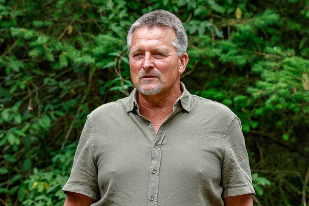 Niedersächsischer Umweltminister lässt Luchs im Osterwald auswildern Dr. Roland Pietsch, Leiter der Nationalparkverwaltung Harz erläutert vor Ort die Luchs-Auswilderung. Eldagsen Waldgebiet Forstamt Saupark Niedersachsen, Region Hannover Germany *** Lower Saxony’s Minister of the Environment Releases a Lynx into the Osterwald Dr. Roland Pietsch, Director of the Harz National Park Administration, explains the lynx release on site in the Eldagsen forest area, Saupark Forest District, Lower Saxony, Hanover Region, Germany