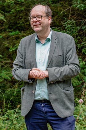 Niedersächsischer Umweltminister lässt Luchs im Osterwald auswildern Christian Meyer, Niedersächsischer Minister für Umwelt, Energie und Klimaschutz erläutert vor Ort die Luchs-Auswilderung. Eldagsen Waldgebiet Forstamt Saupark Niedersachsen, Region Hannover Germany *** Lower Saxony’s Minister of the Environment Releases a Lynx into the Osterwald Christian Meyer, Lower Saxony’s Minister of the Environment, Energy, and Climate Protection, explains the lynx release on site in the Eldagsen forest area, Saupark Forest District, Lower Saxony, Hanover Region, Germany