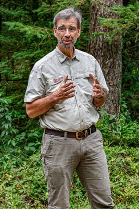 Niedersächsischer Umweltminister lässt Luchs im Osterwald auswildern Forstamtsleiter Christian Boele-Keimer vom Forstamt Saupark erläutert die Luchspopulation im Waldgebiet. Eldagsen Waldgebiet Forstamt Saupark Niedersachsen, Region Hannover Germany *** Lower Saxony’s Minister of the Environment Releases a Lynx into the Osterwald Forest; Christian Boele Keimer, Head of the Saupark Forest District, Explains the Lynx Population in the Eldagsen Forest Area, Saupark Forest District, Lower Saxony, Hanover Region, Germany