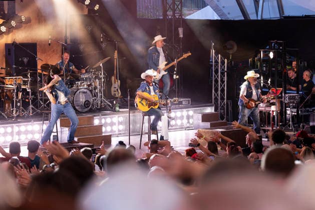 The BossHoss live im Amphitheater Hanau Back to the Boots 2026 The BossHoss live im Amphitheater Hanau, Konzert der Band The BossHoss am 7. August 2026, Auftritt im Rahmen von Back to the Boots, Open-Air-Konzert im Amphitheater Hanau, The BossHoss während des Live-Auftritts auf der Bühne, Musiker und Bandmitglieder während des Konzerts, Live-Musik vor Publikum, Bühnenshow und Konzertatmosphäre im Amphitheater, Auftritt am Abend in Hanau, Konzertbeginn gegen 19:30 Uhr, Veranstaltung von Shooter Promotions GmbH, Konzertveranstaltung in Hanau, Hessen, Deutschland. Hanau Main-Kinzig-Kreis Hessen Deutschland *** The BossHoss Live at the Hanau Amphitheater: Back to the Boots 2026 The BossHoss Live at the Hanau Amphitheater, The BossHoss