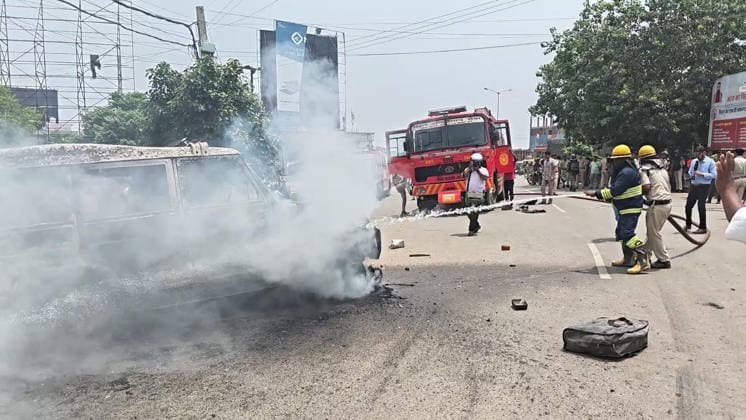 PATNA, INDIA - AUGUST 7: Fire department trying to douse fire in vehicles set ablaze by an angry mob after a speeding bus struck and fatally ran over a 22-year-old local resident Manish Kumar along National Highway 30 near the Zero Mile intersection under the Agamkuan police station limits on August 7, 2026 in Patna, India. Incensed by the fatal hit-and-run incident, angry residents and eyewitnesses staged a road blockade, vandalized passing vehicles including public transport bus, three police vehicles, and several two-wheelers. The mob also pelted stones at responding law enforcement teams.(Photo by Santosh Kumar Hindustan Times) Angry Mob Torches Bus, Police Vehicles After Youth Killed by Speeding Bus In Patna