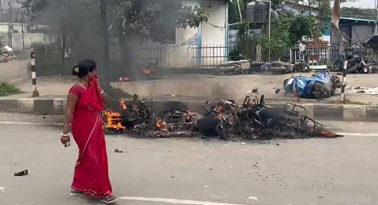 PATNA, INDIA - AUGUST 7: Two-wheelers set ablaze by an angry mob after a speeding bus struck and fatally ran over a 22-year-old local resident Manish Kumar along National Highway 30 near the Zero Mile intersection under the Agamkuan police station limits on August 7, 2026 in Patna, India. Incensed by the fatal hit-and-run incident, angry residents and eyewitnesses staged a road blockade, vandalized passing vehicles including public transport bus, three police vehicles, and several two-wheelers. The mob also pelted stones at responding law enforcement teams.(Photo by Santosh Kumar Hindustan Times) Angry Mob Torches Bus, Police Vehicles After Youth Killed by Speeding Bus In Patna