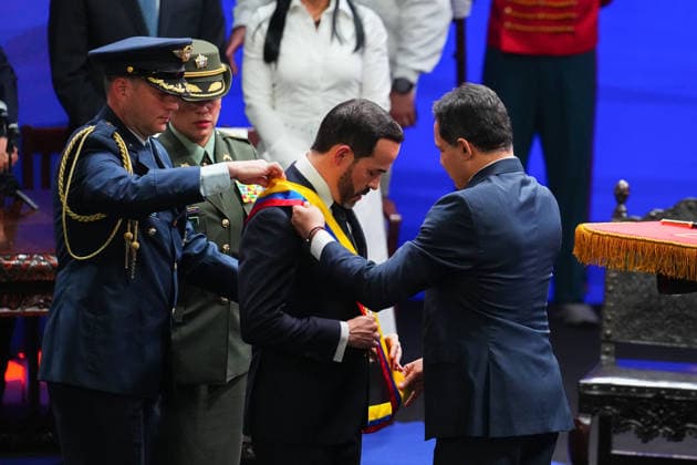 (260807) -- CALI(COLOMBIA), Aug. 7, 2026 -- Abelardo de la Espriella (C) receives the presidential sash during the new president s inauguration ceremony in Cali, Colombia, Aug. 7, 2026. Abelardo de la Espriella was sworn in as Colombia s new president on Friday in Cali, officially beginning his four-year term in office. (Photo by Xinhua) COLOMBIA-CALI-NEW PRESIDENT-INAUGURATION AndresxMoreno 