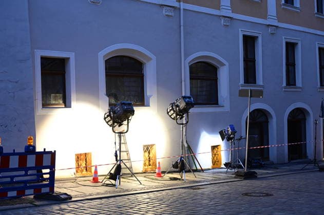 Im Bild: Am Set Untermarkt, Haus Brauner Hirsch, Nachtdreh. Kamera läuft in Görliwood: Dreharbeiten für historische Serie Dolly gestartet. Görlitz, 07. August 2026 Die historische Altstadt von Görlitz verwandelt sich seit Ende Juli wieder in eine lebendige Filmkulisse. Unter dem Arbeitstitel Dolly haben die Dreharbeiten für eine neue aufwendige historische Serie begonnen. Die Produktion wird von der Beta Berlin Produktions GmbH umgesetzt und erstreckt sich über die Monate Juli und August 2026. Aufwendige Kulissen am Fischmarkt. Für das im 19. Jahrhundert angesiedelte Serienprojekt wird das historische Stadtbild von Görlitz intensiv genutzt. Ein zentraler Drehort ist der Görlitzer Fischmarkt. Um die Atmosphä Copyright: xMatthiasxWehnertx
