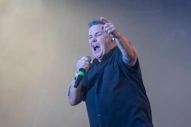 Dropkick Murphys, Ken Casey, auf der Bühne beim Taubertal-Festival 2026 in Rothenburg ob der Tauber, Deutschland, am 7. August 2026. *** Ken Casey of the Dropkick Murphys on stage at the Taubertal Festival 2026 in Rothenburg ob der Tauber, Germany, on August 7, 2026 Copyright: HMBxMedia xHeikoxBecker