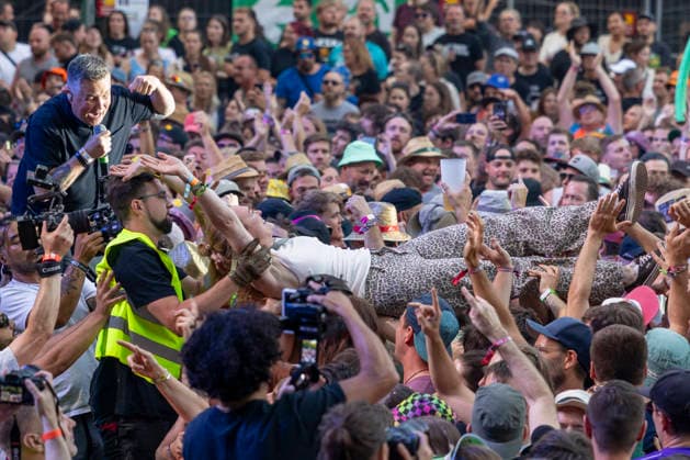 Ken Casey (Dropkick Murphys) performt mit direktem Publikumskontakt beim Taubertal-Festival 2026 in Rothenburg ob der Tauber, Deutschland, am 7. August 2026. Fan-Interaktion während Live-Performance. *** Ken Casey and the Dropkick Murphys perform with direct audience interaction at the Taubertal Festival 2026 in Rothenburg ob der Tauber, Germany, on August 7, 2026. Fan interaction during the live performance Copyright: HMBxMedia xHeikoxBecker