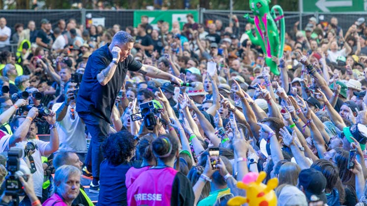 Ken Casey (Dropkick Murphys) performt auf der Bühne beim Taubertal-Festival 2026 in Rothenburg ob der Tauber, Deutschland, am 7. August 2026. Sänger vor begeistertem Publikum. *** Ken Casey of the Dropkick Murphys performs on stage at the Taubertal Festival 2026 in Rothenburg ob der Tauber, Germany, on August 7, 2026. The singer performs before an enthusiastic audience. Copyright: HMBxMedia xHeikoxBecker