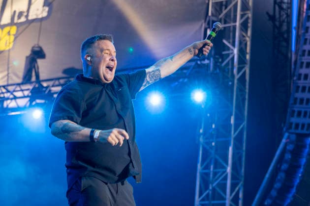 Dropkick Murphys, Ken Casey, auf der Bühne beim Taubertal-Festival 2026 in Rothenburg ob der Tauber, Deutschland, am 7. August 2026. *** Ken Casey of the Dropkick Murphys on stage at the Taubertal Festival 2026 in Rothenburg ob der Tauber, Germany, on August 7, 2026 Copyright: HMBxMedia xHeikoxBecker