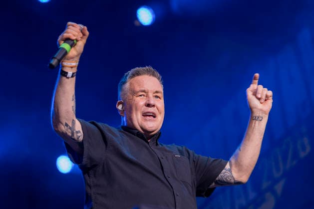 Dropkick Murphys, Ken Casey, auf der Bühne beim Taubertal-Festival 2026 in Rothenburg ob der Tauber, Deutschland, am 7. August 2026. *** Ken Casey of the Dropkick Murphys on stage at the Taubertal Festival 2026 in Rothenburg ob der Tauber, Germany, on August 7, 2026 Copyright: HMBxMedia xHeikoxBecker