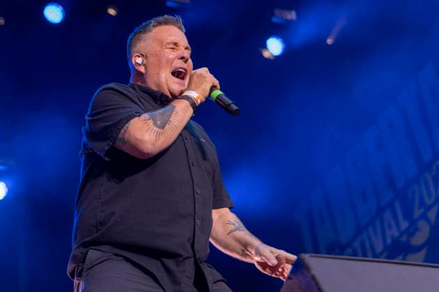 Dropkick Murphys, Ken Casey, auf der Bühne beim Taubertal-Festival 2026 in Rothenburg ob der Tauber, Deutschland, am 7. August 2026. *** Ken Casey of the Dropkick Murphys on stage at the Taubertal Festival 2026 in Rothenburg ob der Tauber, Germany, on August 7, 2026 Copyright: HMBxMedia xHeikoxBecker