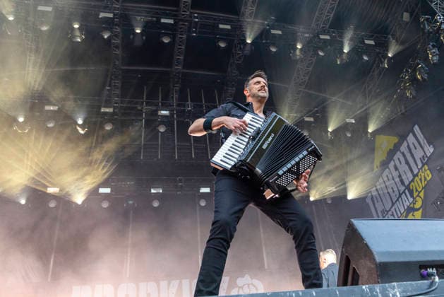 Dropkick Murphys, Tim Brennan, auf der Bühne beim Taubertal-Festival 2026 in Rothenburg ob der Tauber, Deutschland, am 7. August 2026. *** Dropkick Murphys Tim Brennan on stage at the Taubertal Festival 2026 in Rothenburg ob der Tauber, Germany, on August 7, 2026 Copyright: HMBxMedia xHeikoxBecker