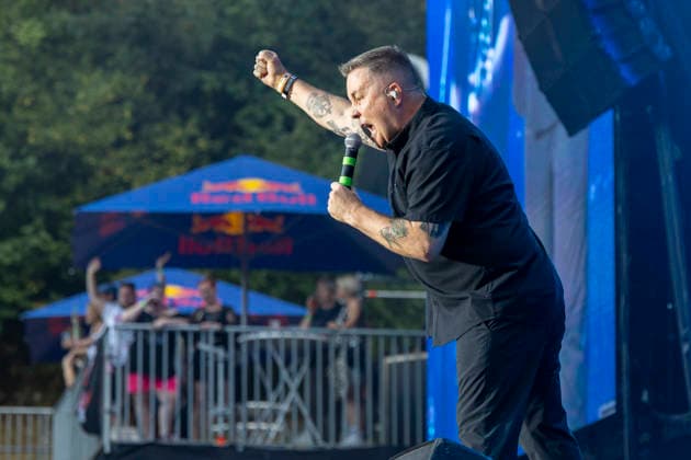 Dropkick Murphys, Ken Casey, auf der Bühne beim Taubertal-Festival 2026 in Rothenburg ob der Tauber, Deutschland, am 7. August 2026. *** Ken Casey of the Dropkick Murphys on stage at the Taubertal Festival 2026 in Rothenburg ob der Tauber, Germany, on August 7, 2026 Copyright: HMBxMedia xHeikoxBecker