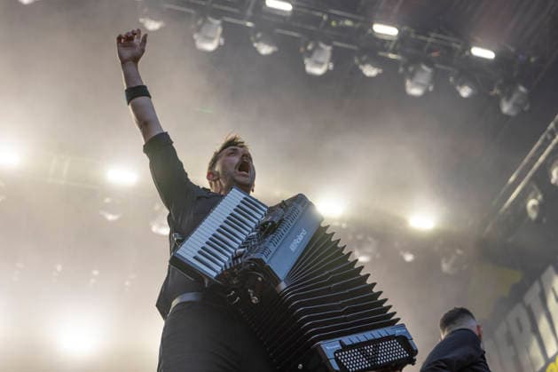 Dropkick Murphys, Tim Brennan, auf der Bühne beim Taubertal-Festival 2026 in Rothenburg ob der Tauber, Deutschland, am 7. August 2026. *** Dropkick Murphys Tim Brennan on stage at the Taubertal Festival 2026 in Rothenburg ob der Tauber, Germany, on August 7, 2026 Copyright: HMBxMedia xHeikoxBecker