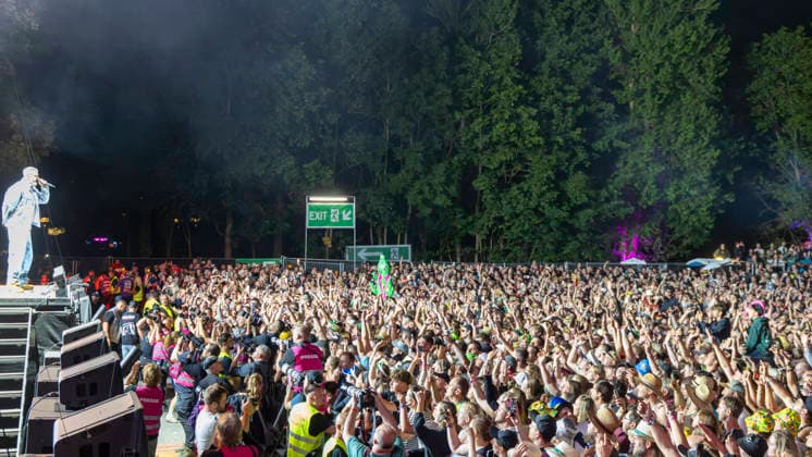Sido performt vor begeistertem Publikum beim Taubertal-Festival 2026 in Rothenburg ob der Tauber, Deutschland, am 7. August 2026. Nacht-Aufnahme mit enthusiastischem Publikum. *** Sido performs in front of an enthusiastic audience at the 2026 Taubertal Festival in Rothenburg ob der Tauber, Germany, on August 7, 2026. Nighttime shot with an enthusiastic audience. Copyright: HMBxMedia xHeikoxBecker