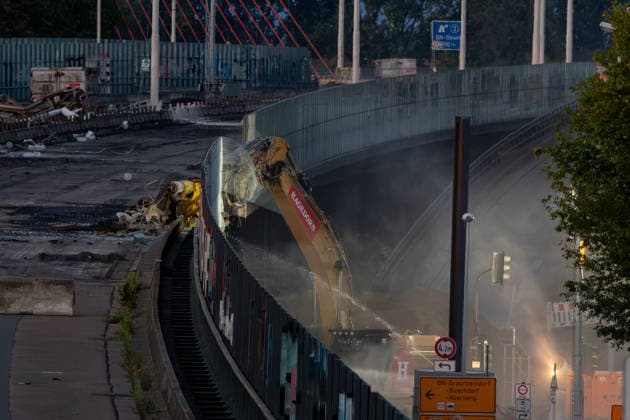 Abrissarbeiten an der Vorlandbrücke der Nordbrücke in Bonn Abrissarbeiten an der Vorlandbrücke der Nordbrücke (Friedrich-Ebert-Brücke) in Bonn: Am Wochenende wird der westliche Abschnitt der linksrheinischen Vorlandbrücke über der Graurheindorfer Herseler Straße am Anschluss Bonn-Auerberg nahezu rund um die Uhr mit schweren Baggern mit hydraulischen Abbruchzangen zurückgebaut, die A565 bleibt gesperrt. Bonn Auerberg Nordrhein-Westfalen Deutschland *** Demolition work on the approach bridge to the Nordbrücke in Bonn Demolition work on the approach bridge to the Friedrich-Ebert-Brücke (Nordbrücke) in Bonn This weekend, the western section of the approach bridge on the left bank of the Rhine, which crosses Herseler Straße in Graurhein Copyright: xMarcxJohnx