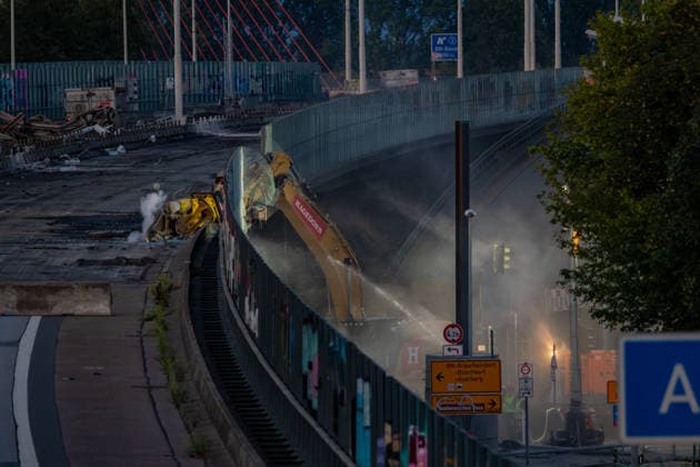 Abrissarbeiten an der Vorlandbrücke der Nordbrücke in Bonn Abrissarbeiten an der Vorlandbrücke der Nordbrücke (Friedrich-Ebert-Brücke) in Bonn: Am Wochenende wird der westliche Abschnitt der linksrheinischen Vorlandbrücke über der Graurheindorfer Herseler Straße am Anschluss Bonn-Auerberg nahezu rund um die Uhr mit schweren Baggern mit hydraulischen Abbruchzangen zurückgebaut, die A565 bleibt gesperrt. Bonn Auerberg Nordrhein-Westfalen Deutschland *** Demolition work on the approach bridge to the Nordbrücke in Bonn Demolition work on the approach bridge to the Friedrich-Ebert-Brücke (Nordbrücke) in Bonn This weekend, the western section of the approach bridge on the left bank of the Rhine, which crosses Herseler Straße in Graurhein Copyright: xMarcxJohnx