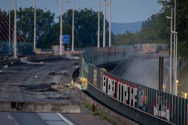 Abrissarbeiten an der Vorlandbrücke der Nordbrücke in Bonn Abrissarbeiten an der Vorlandbrücke der Nordbrücke (Friedrich-Ebert-Brücke) in Bonn: Am Wochenende wird der westliche Abschnitt der linksrheinischen Vorlandbrücke über der Graurheindorfer Herseler Straße am Anschluss Bonn-Auerberg nahezu rund um die Uhr mit schweren Baggern mit hydraulischen Abbruchzangen zurückgebaut, die A565 bleibt gesperrt. Bonn Auerberg Nordrhein-Westfalen Deutschland *** Demolition work on the approach bridge to the Nordbrücke in Bonn Demolition work on the approach bridge to the Friedrich-Ebert-Brücke (Nordbrücke) in Bonn This weekend, the western section of the approach bridge on the left bank of the Rhine, which crosses Herseler Straße in Graurhein Copyright: xMarcxJohnx
