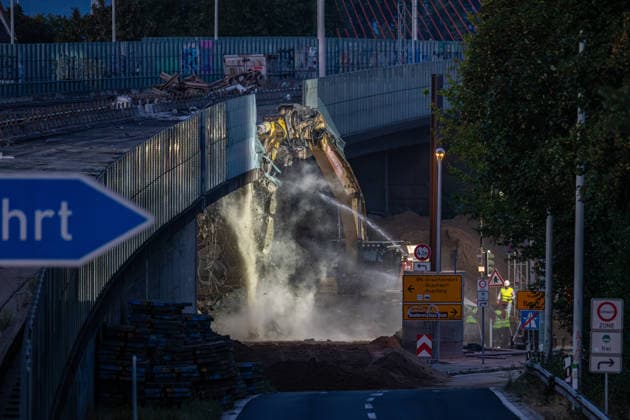 Abrissarbeiten an der Vorlandbrücke der Nordbrücke in Bonn Abrissarbeiten an der Vorlandbrücke der Nordbrücke (Friedrich-Ebert-Brücke) in Bonn: Am Wochenende wird der westliche Abschnitt der linksrheinischen Vorlandbrücke über der Graurheindorfer Herseler Straße am Anschluss Bonn-Auerberg nahezu rund um die Uhr mit schweren Baggern mit hydraulischen Abbruchzangen zurückgebaut, die A565 bleibt gesperrt. Bonn Auerberg Nordrhein-Westfalen Deutschland *** Demolition work on the approach bridge to the Nordbrücke in Bonn Demolition work on the approach bridge to the Friedrich-Ebert-Brücke (Nordbrücke) in Bonn This weekend, the western section of the approach bridge on the left bank of the Rhine, which crosses Herseler Straße in Graurhein Copyright: xMarcxJohnx
